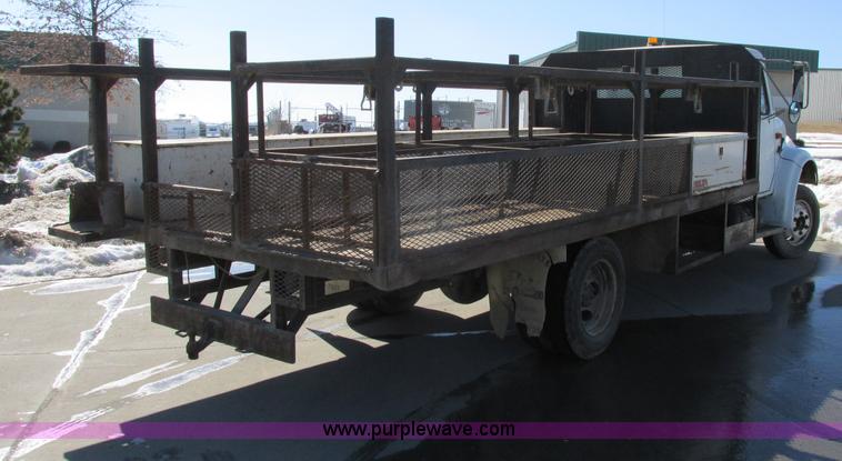 image for item F4837 1991 International 4600LP flatbed truck