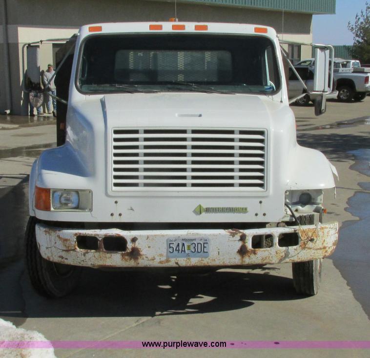 image for item F4837 1991 International 4600LP flatbed truck