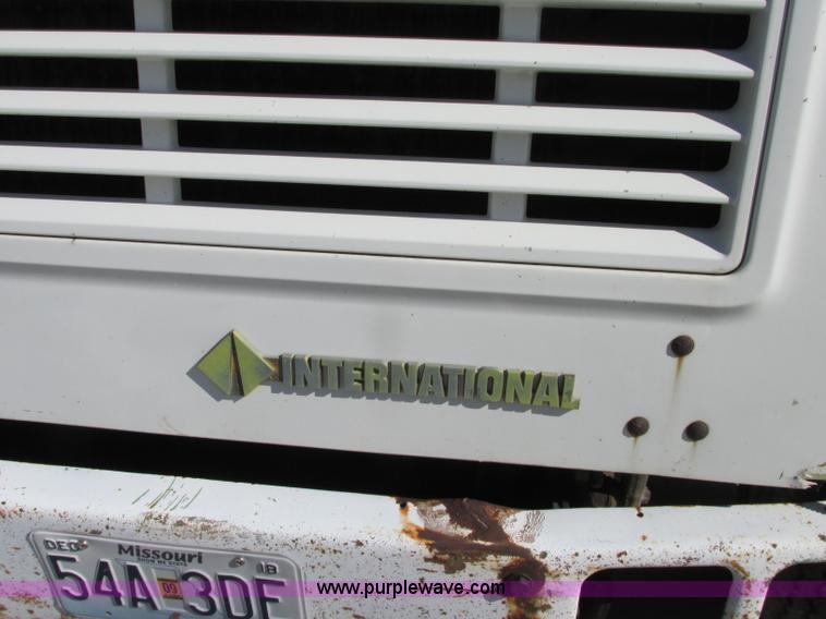 image for item F4837 1991 International 4600LP flatbed truck