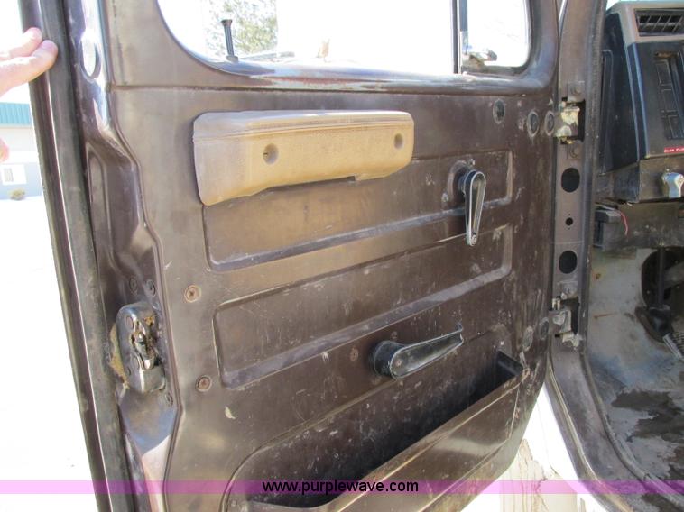 image for item F4837 1991 International 4600LP flatbed truck