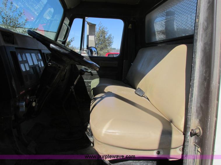 image for item F4837 1991 International 4600LP flatbed truck