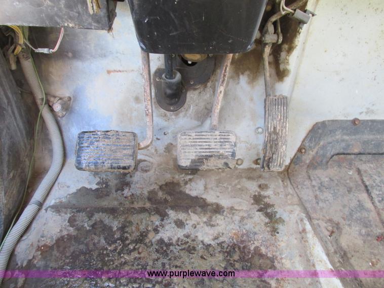 image for item F4837 1991 International 4600LP flatbed truck