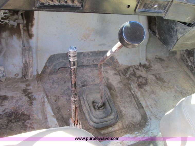 image for item F4837 1991 International 4600LP flatbed truck