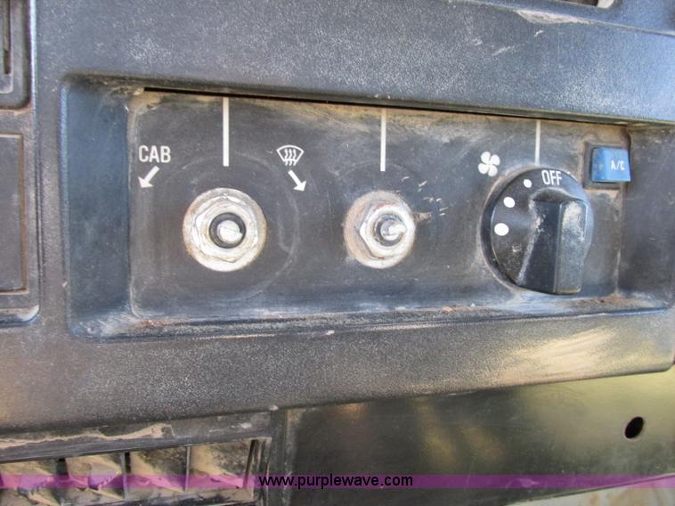 image for item F4837 1991 International 4600LP flatbed truck