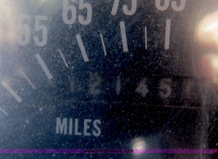 image for item F4837 1991 International 4600LP flatbed truck