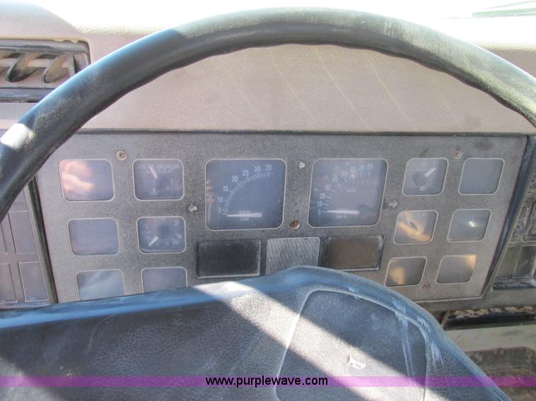 image for item F4837 1991 International 4600LP flatbed truck