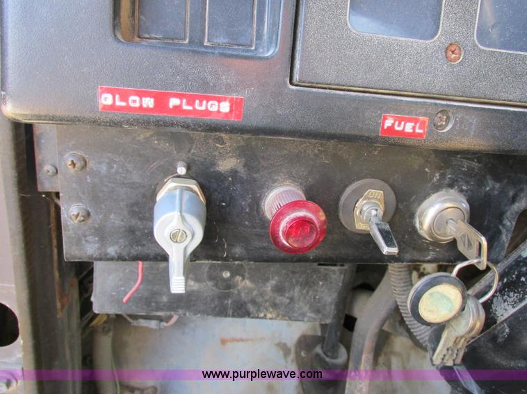 image for item F4837 1991 International 4600LP flatbed truck