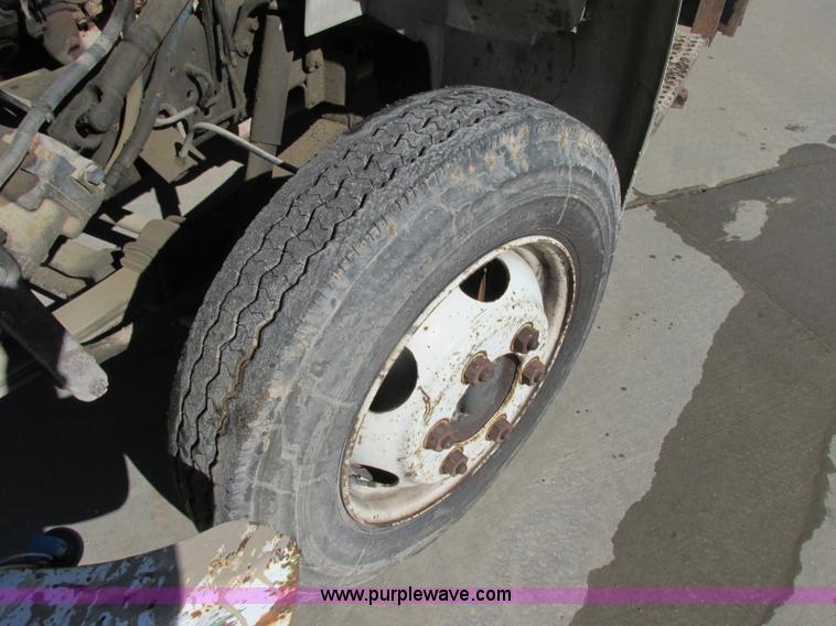 image for item F4837 1991 International 4600LP flatbed truck