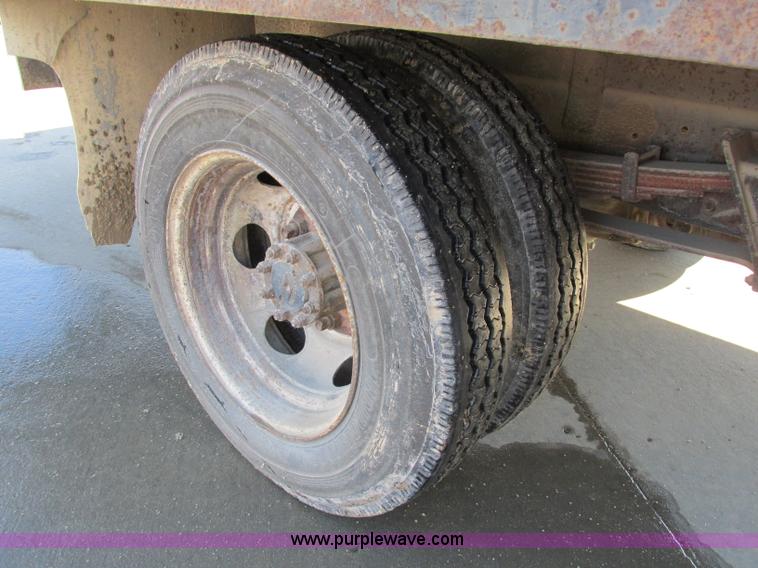 image for item F4837 1991 International 4600LP flatbed truck