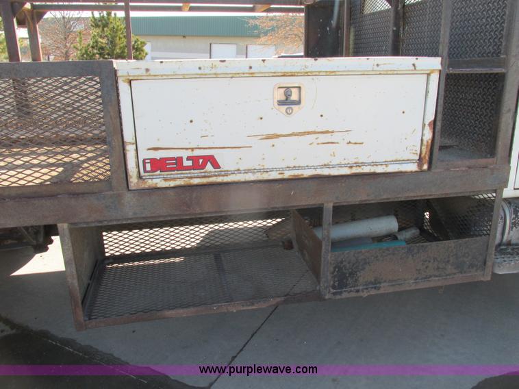 image for item F4837 1991 International 4600LP flatbed truck