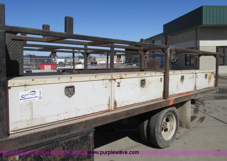 image for item F4837 1991 International 4600LP flatbed truck