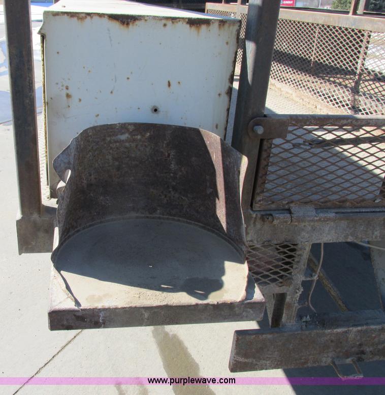 image for item F4837 1991 International 4600LP flatbed truck