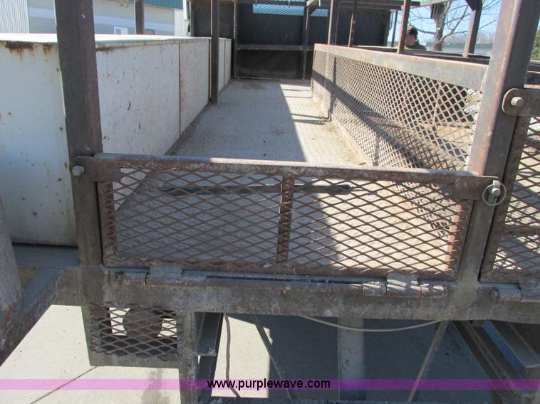 image for item F4837 1991 International 4600LP flatbed truck