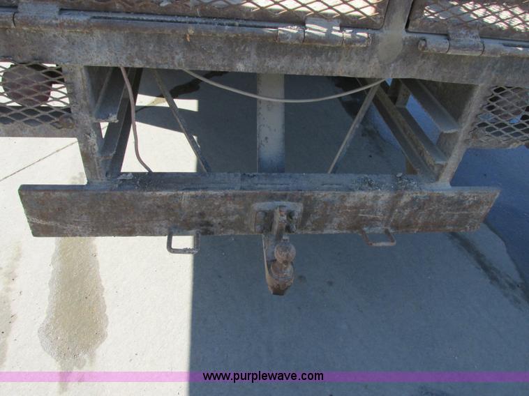 image for item F4837 1991 International 4600LP flatbed truck