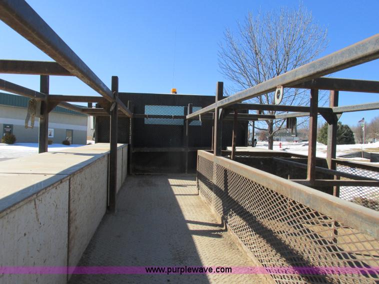 image for item F4837 1991 International 4600LP flatbed truck