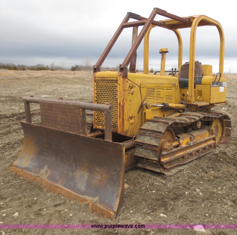 image for item F6770 1975 International TD7E dozer