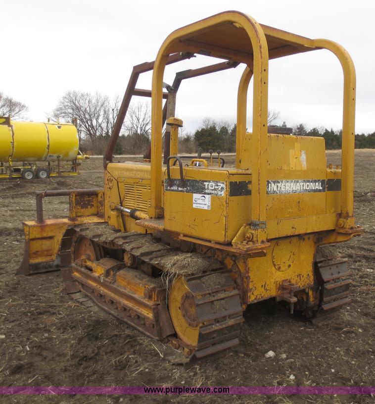 image for item F6770 1975 International TD7E dozer