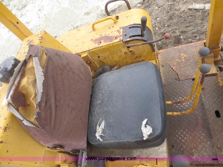 image for item F6770 1975 International TD7E dozer