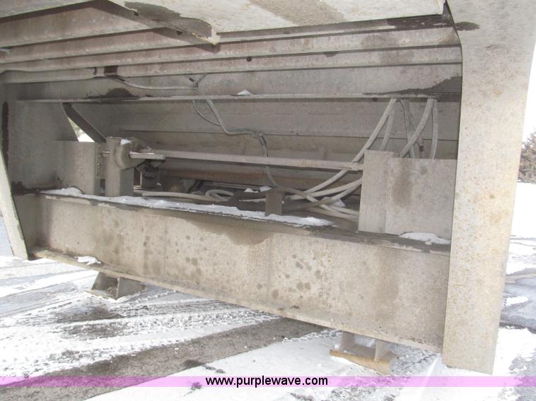 image for item F7242 1987 Dakota Trail-eze LP30T48 trailer