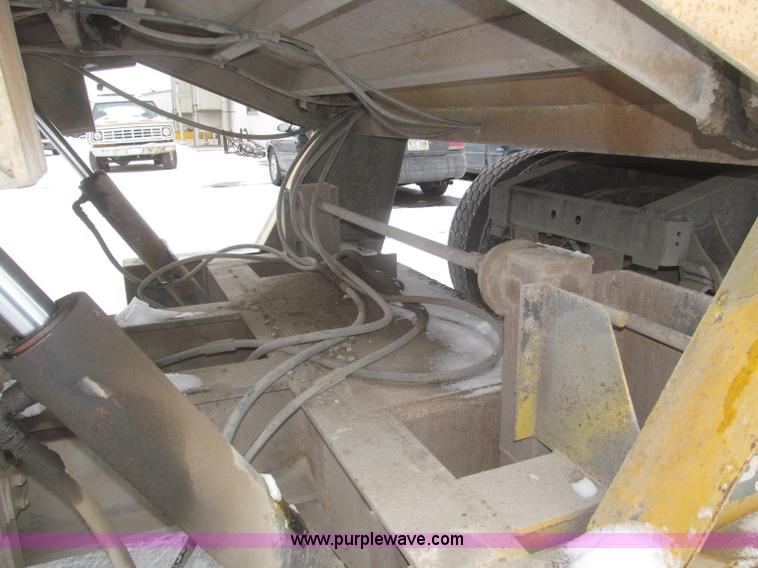 image for item F7242 1987 Dakota Trail-eze LP30T48 trailer