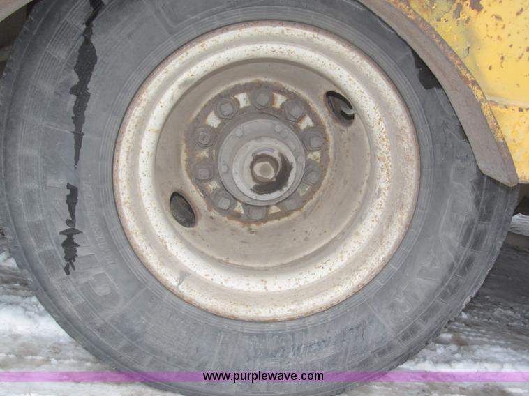 image for item F7242 1987 Dakota Trail-eze LP30T48 trailer