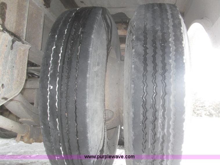 image for item F7242 1987 Dakota Trail-eze LP30T48 trailer