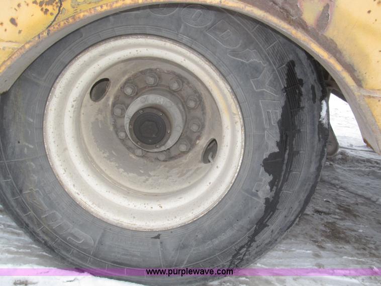 image for item F7242 1987 Dakota Trail-eze LP30T48 trailer