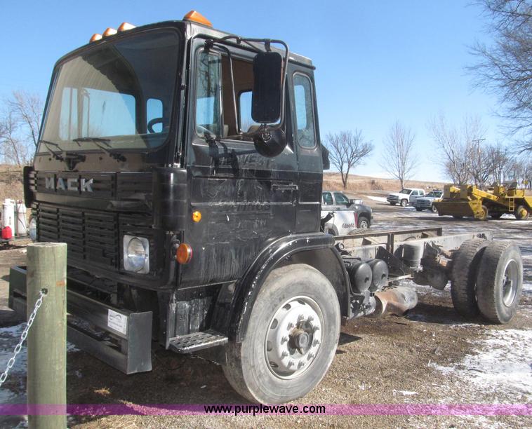 image for item F7249 1989 Mack MS300P truck cab and chassis