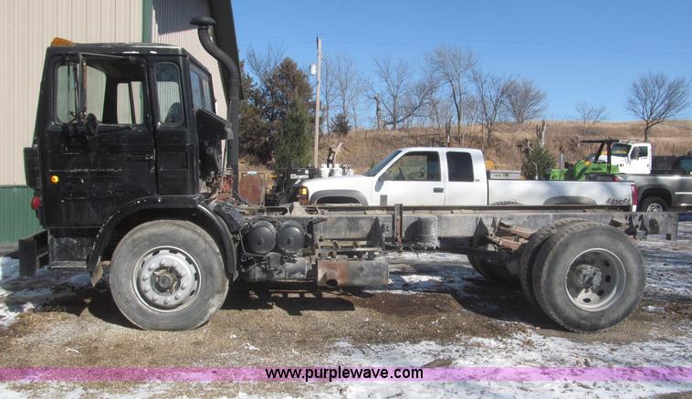 image for item F7249 1989 Mack MS300P truck cab and chassis