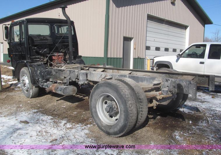 image for item F7249 1989 Mack MS300P truck cab and chassis