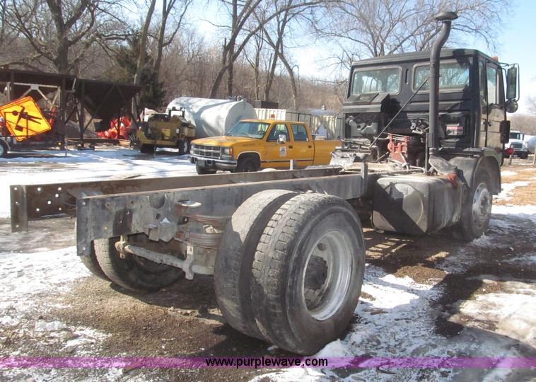image for item F7249 1989 Mack MS300P truck cab and chassis