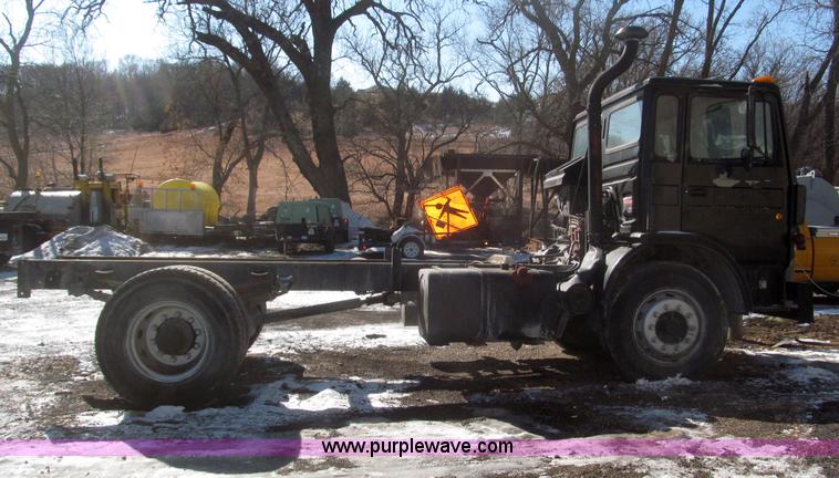 image for item F7249 1989 Mack MS300P truck cab and chassis