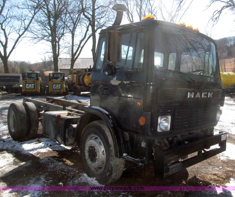 image for item F7249 1989 Mack MS300P truck cab and chassis