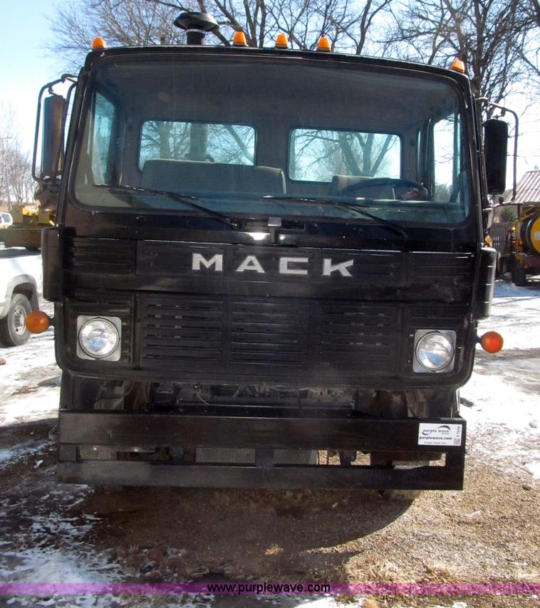 image for item F7249 1989 Mack MS300P truck cab and chassis
