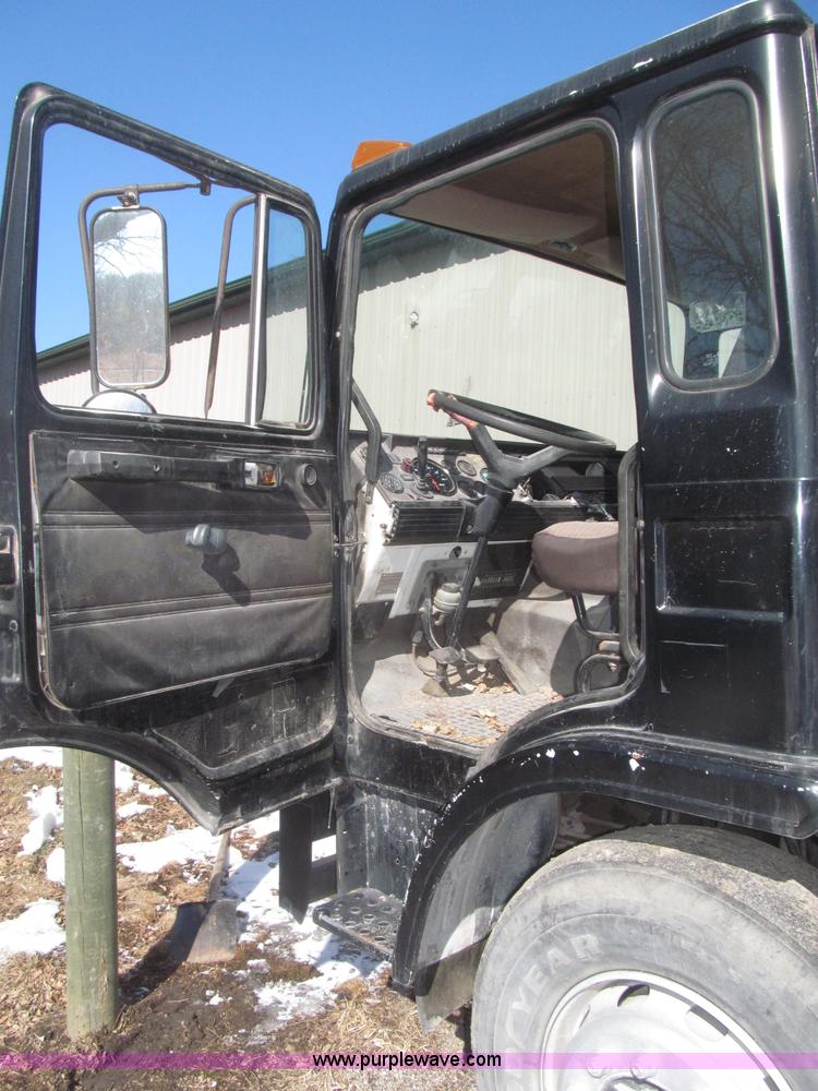 image for item F7249 1989 Mack MS300P truck cab and chassis