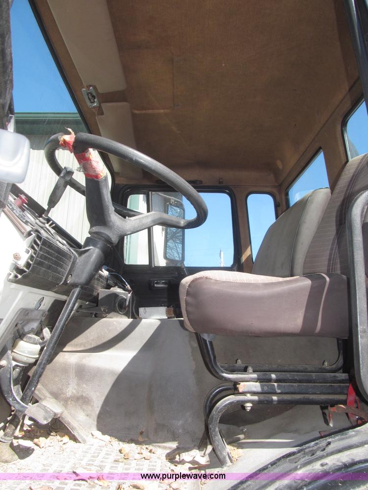 image for item F7249 1989 Mack MS300P truck cab and chassis