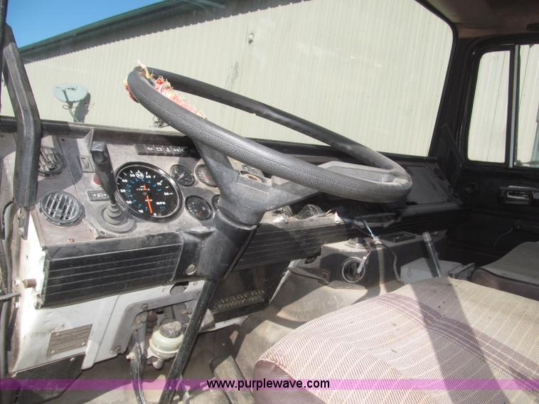 image for item F7249 1989 Mack MS300P truck cab and chassis