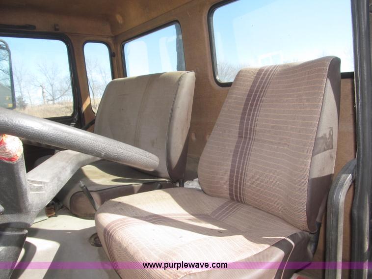 image for item F7249 1989 Mack MS300P truck cab and chassis