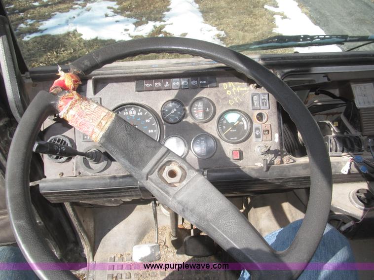 image for item F7249 1989 Mack MS300P truck cab and chassis