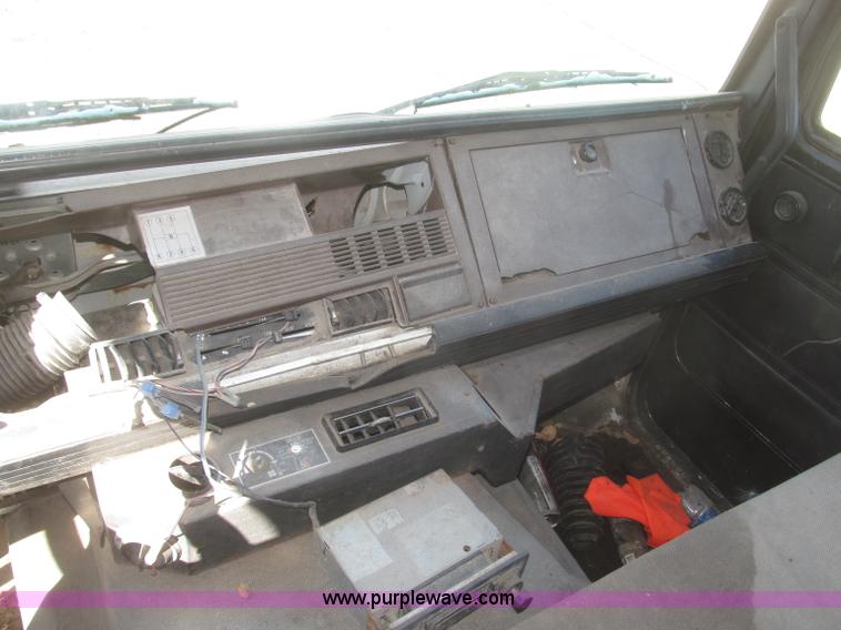 image for item F7249 1989 Mack MS300P truck cab and chassis