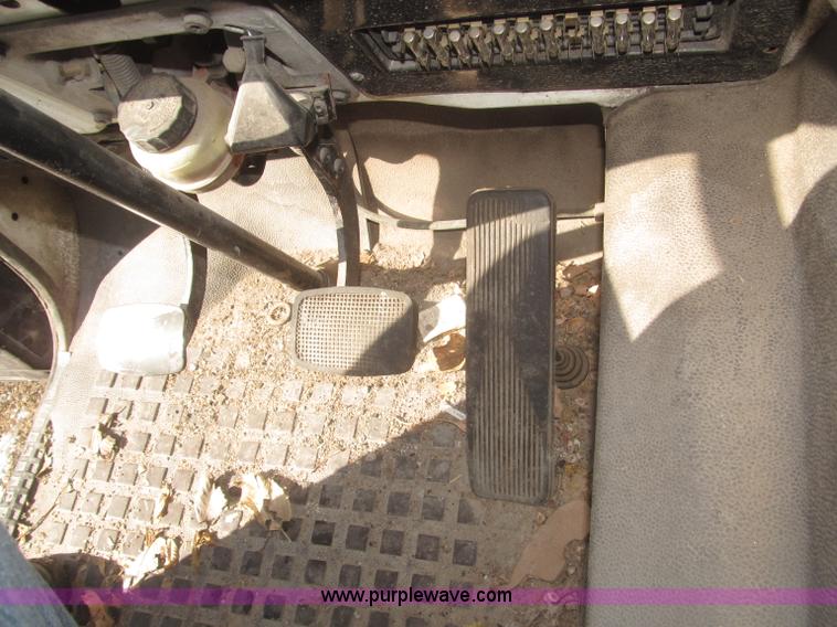 image for item F7249 1989 Mack MS300P truck cab and chassis