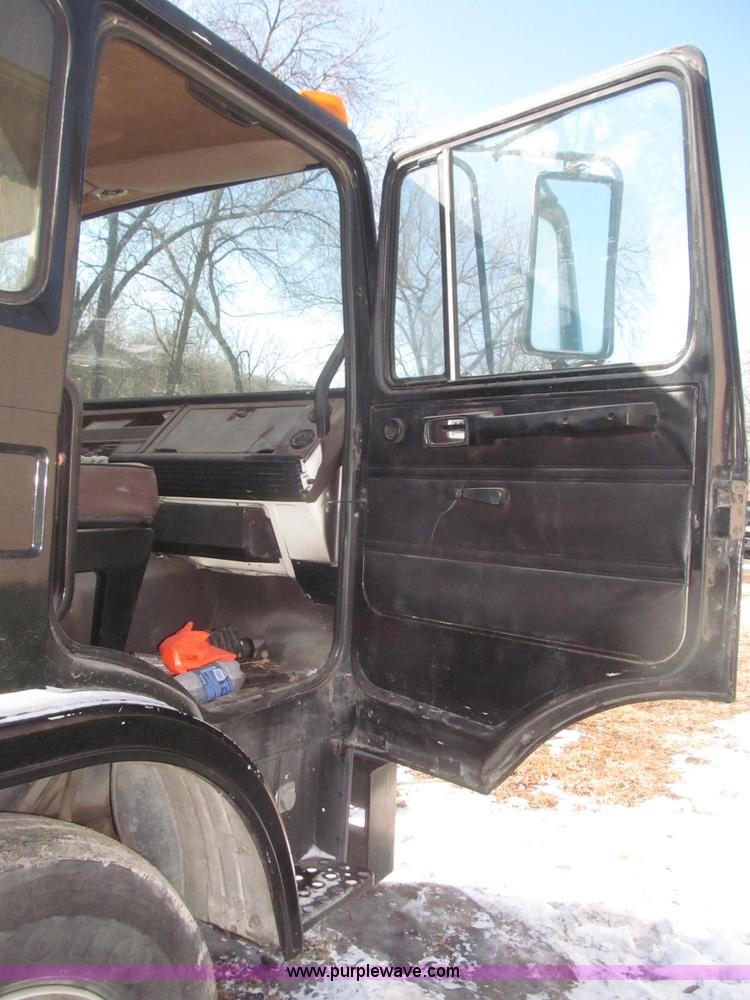 image for item F7249 1989 Mack MS300P truck cab and chassis