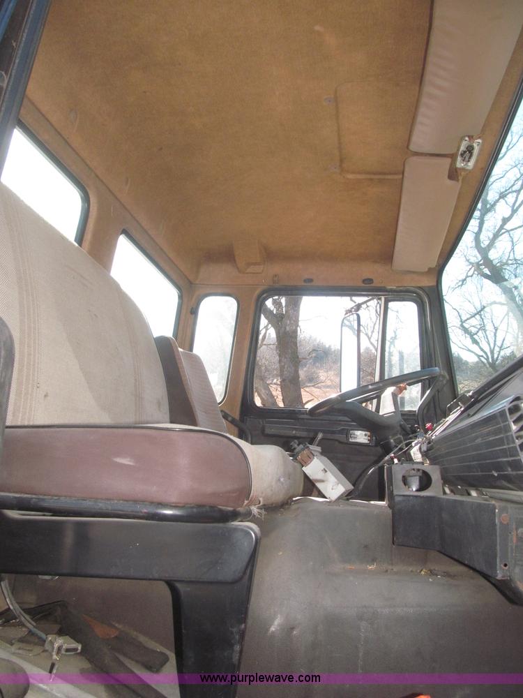 image for item F7249 1989 Mack MS300P truck cab and chassis