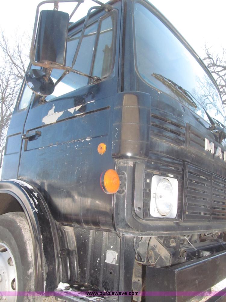 image for item F7249 1989 Mack MS300P truck cab and chassis