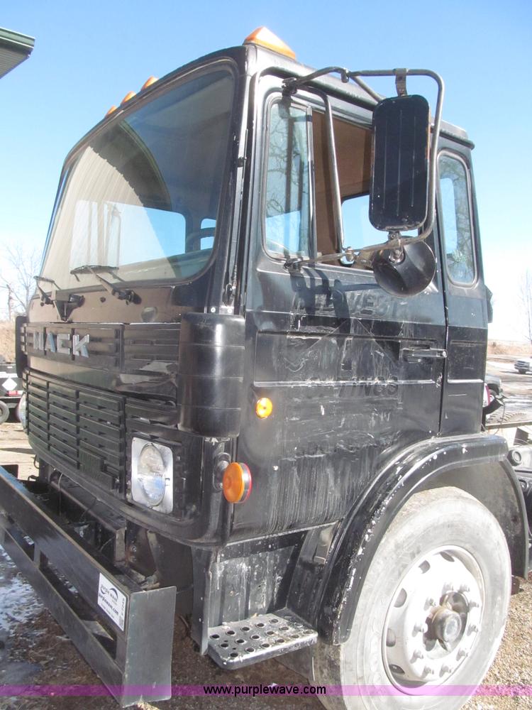image for item F7249 1989 Mack MS300P truck cab and chassis