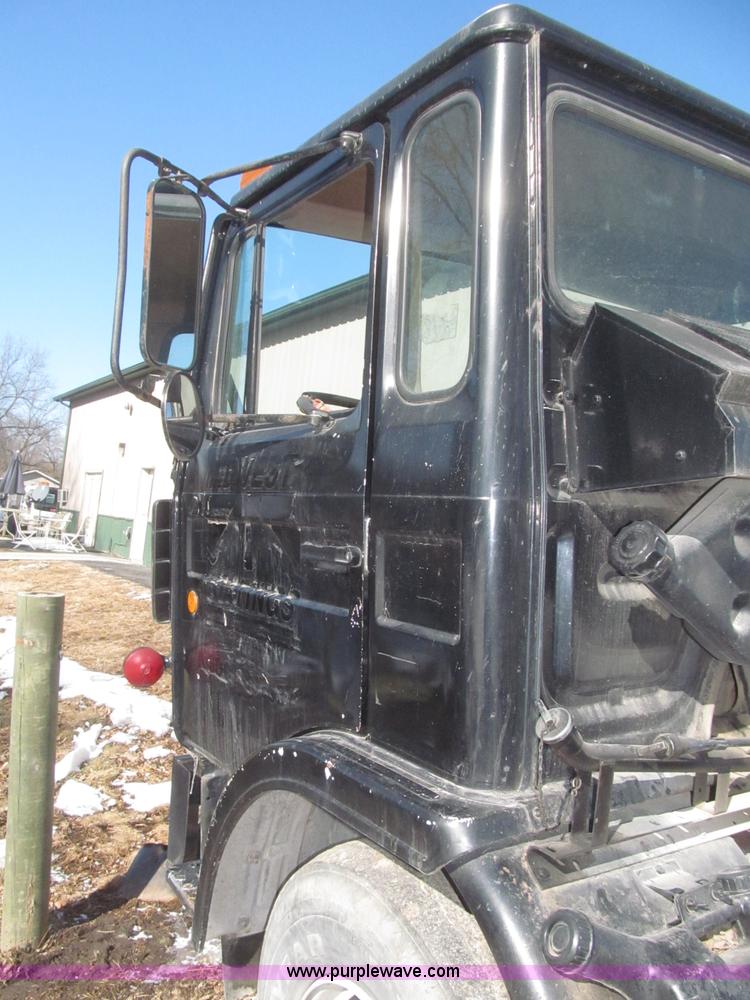 image for item F7249 1989 Mack MS300P truck cab and chassis
