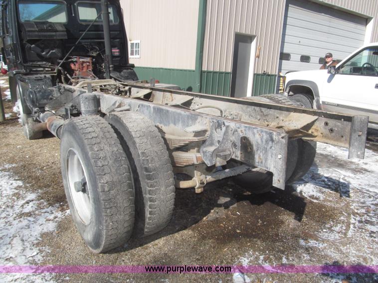 image for item F7249 1989 Mack MS300P truck cab and chassis