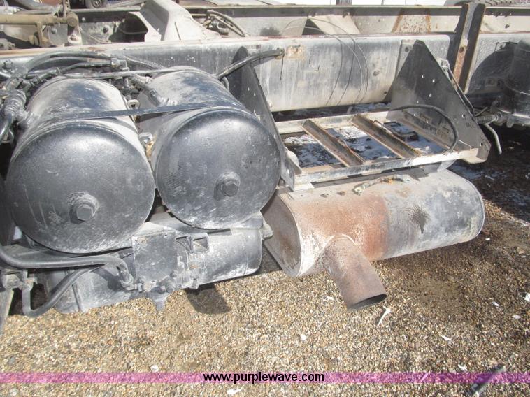 image for item F7249 1989 Mack MS300P truck cab and chassis