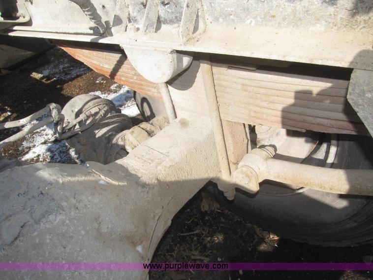 image for item F7249 1989 Mack MS300P truck cab and chassis