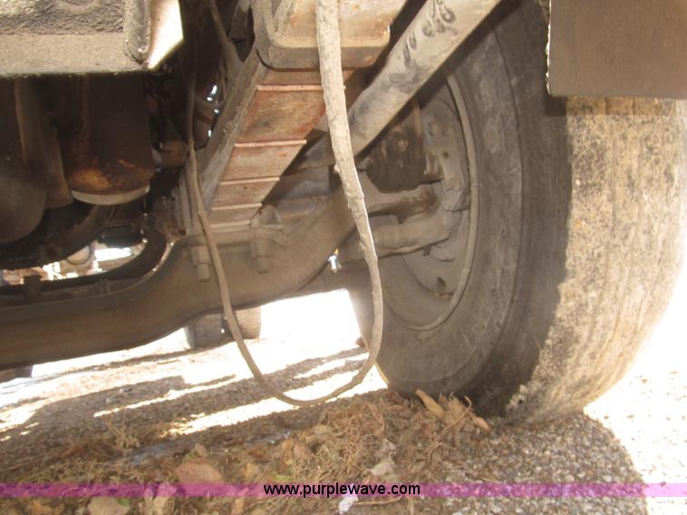 image for item F7249 1989 Mack MS300P truck cab and chassis